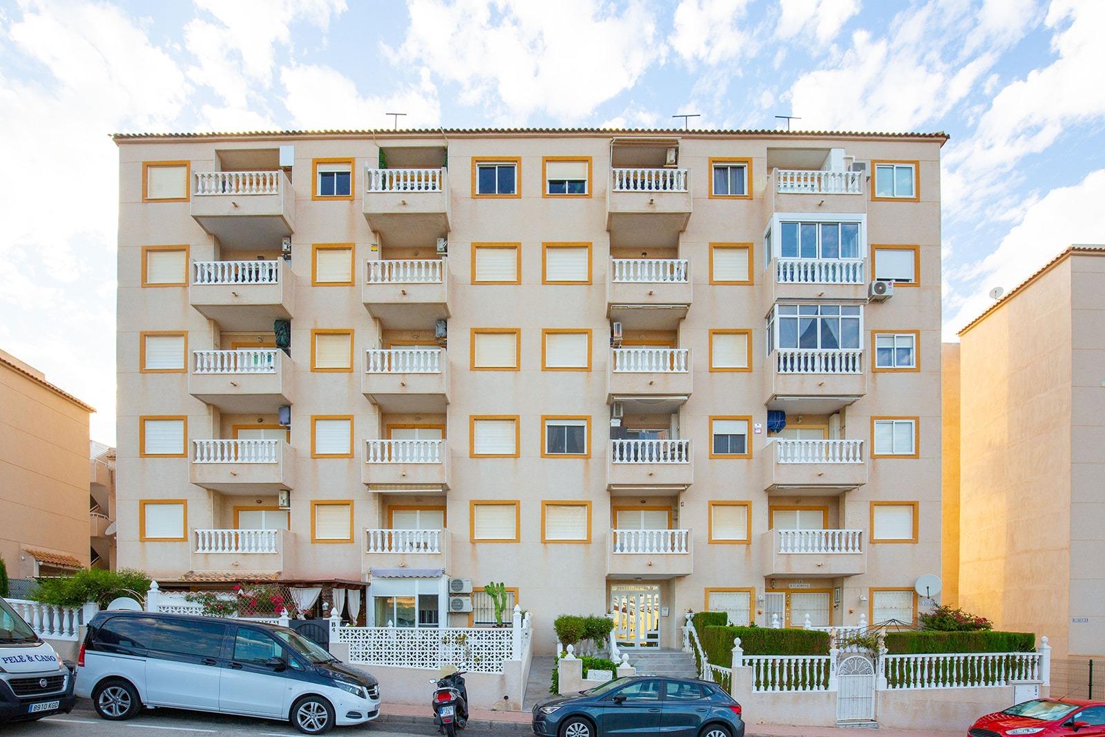 Apartamento con vistas a la laguna y al mar en Torrevieja – ideal como vivienda o inversión