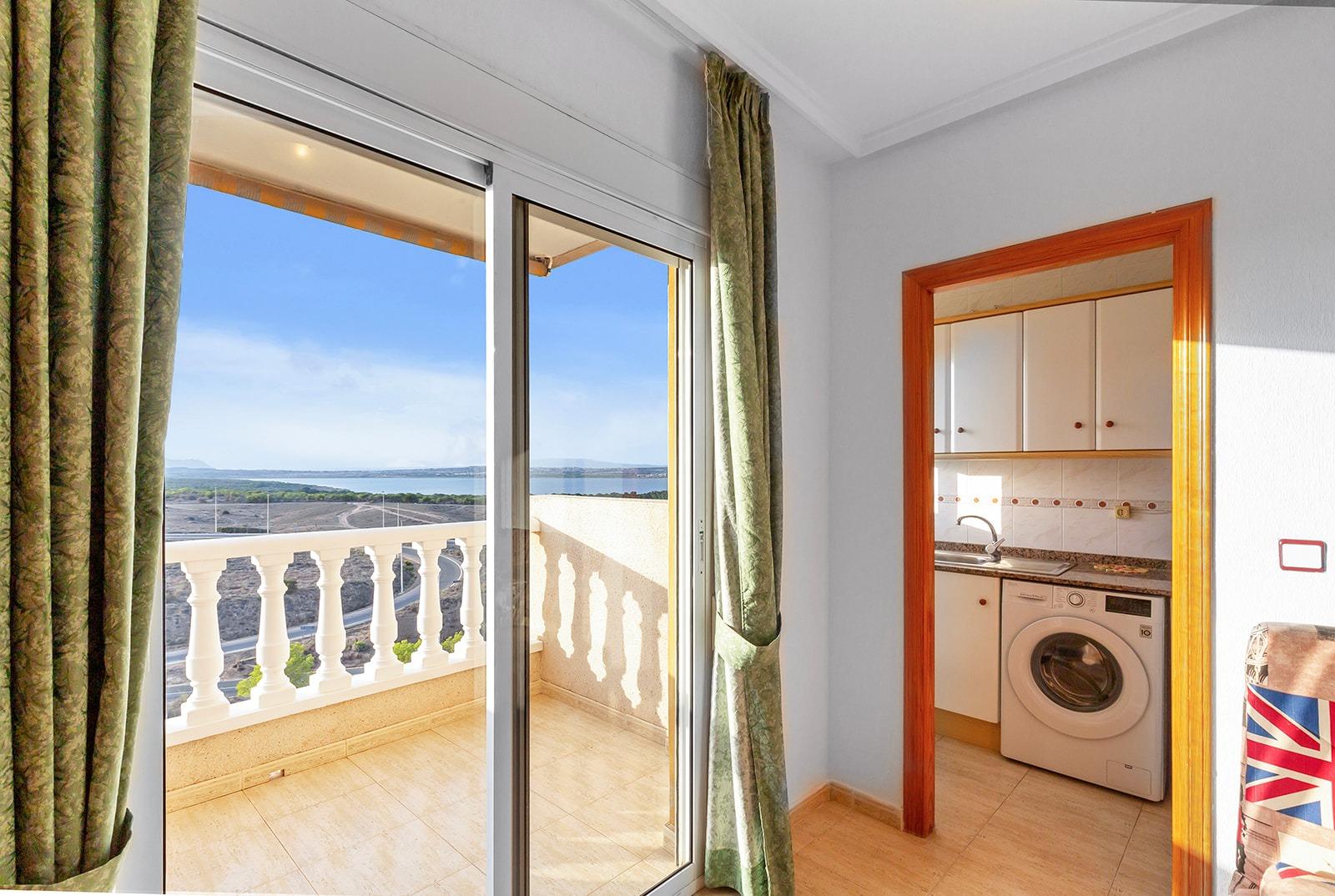 Apartamento con vistas a la laguna y al mar en Torrevieja – ideal como vivienda o inversión