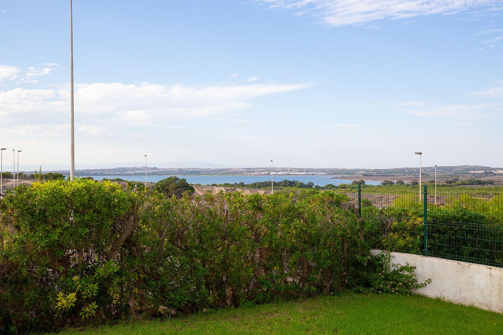 Apartamento con vistas a la laguna y al mar en Torrevieja – ideal como vivienda o inversión