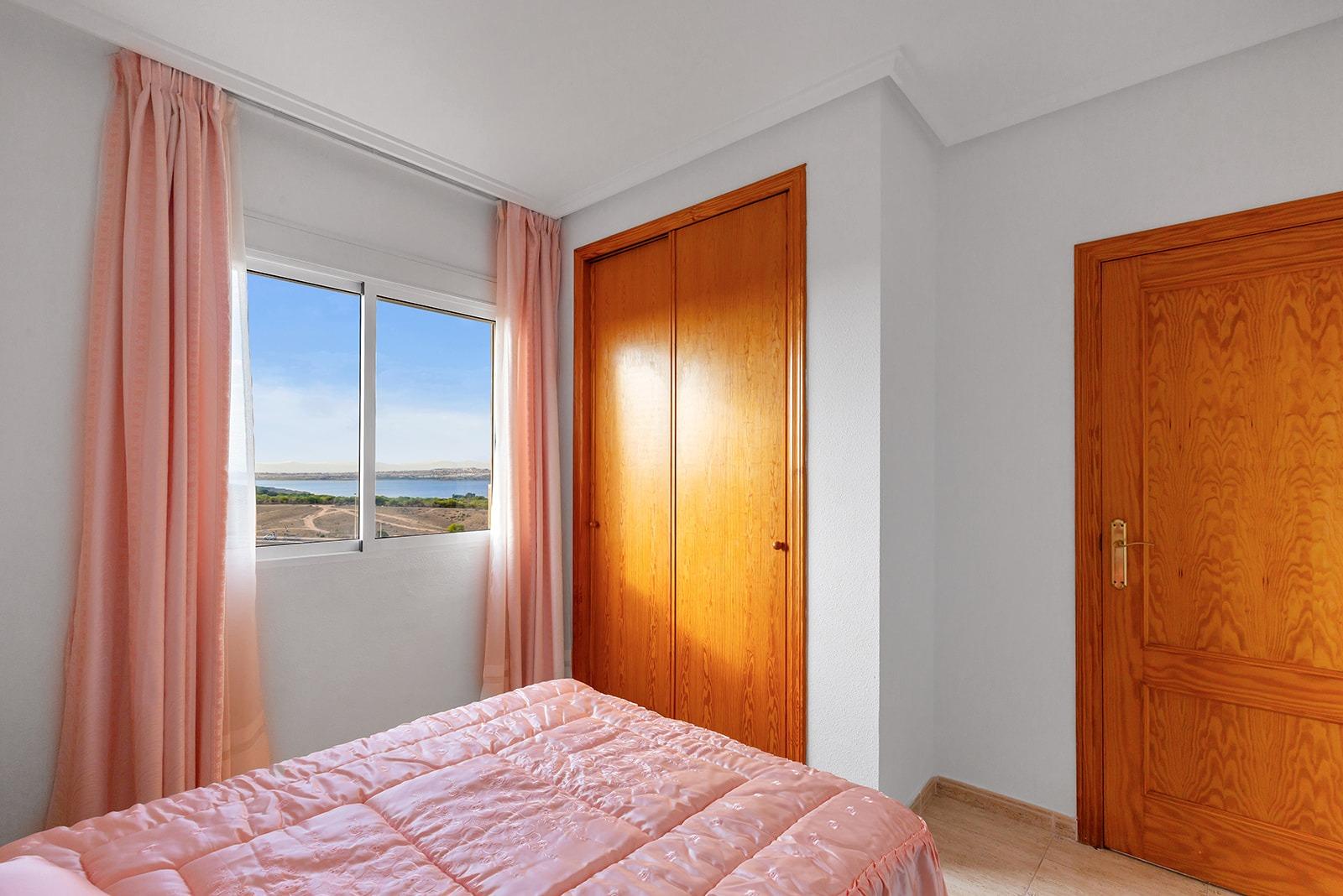 Apartamento con vistas a la laguna y al mar en Torrevieja – ideal como vivienda o inversión
