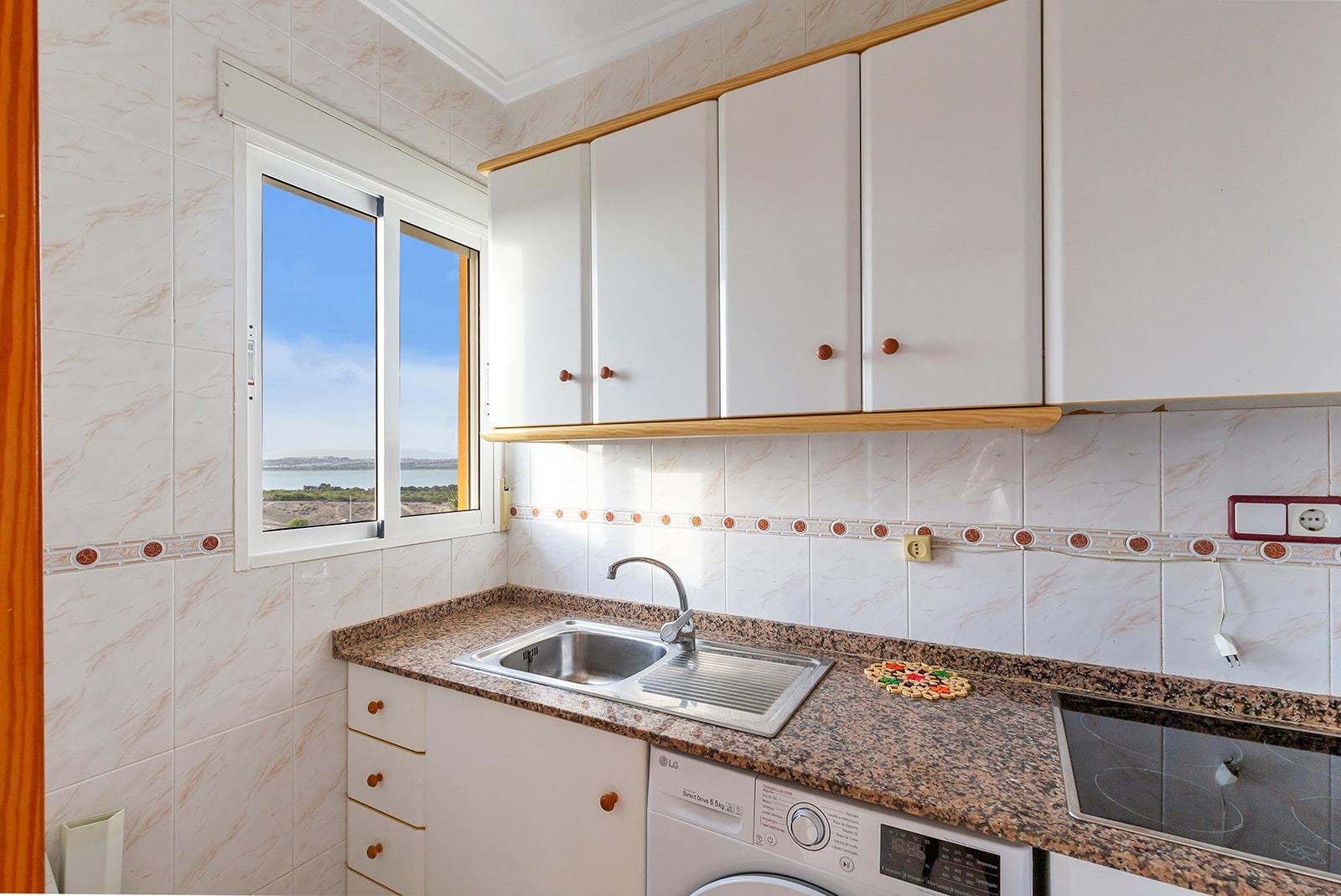 Apartamento con vistas a la laguna y al mar en Torrevieja – ideal como vivienda o inversión