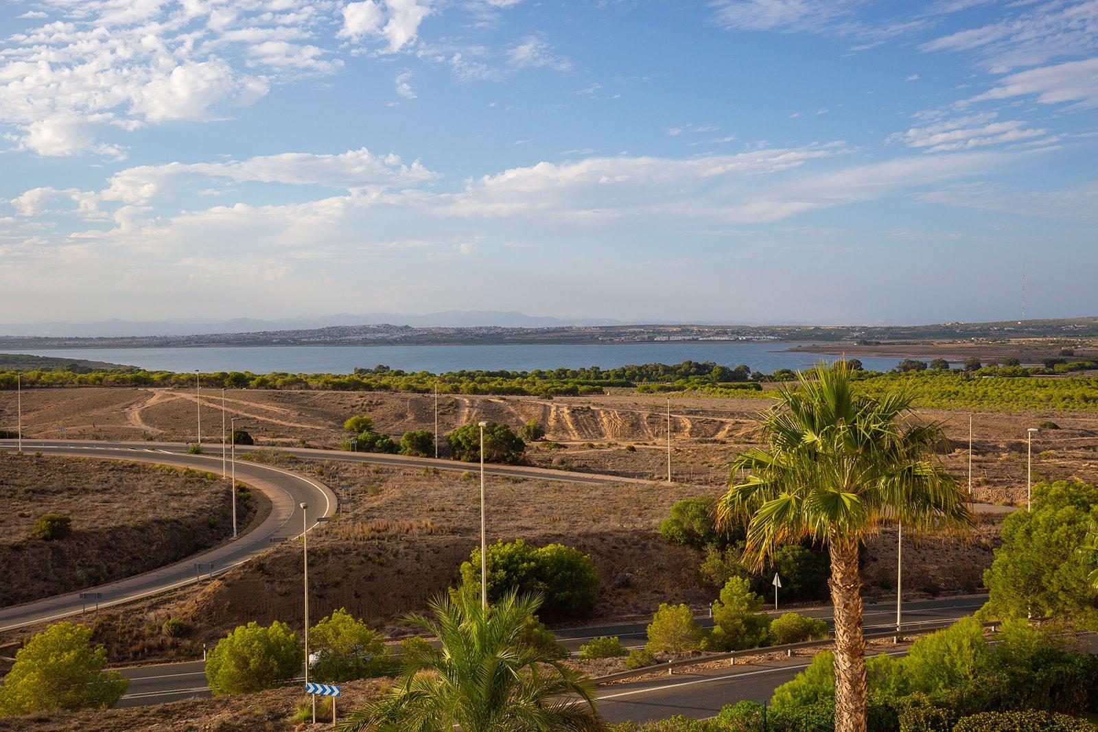 Apartamento con vistas a la laguna y al mar en Torrevieja – ideal como vivienda o inversión