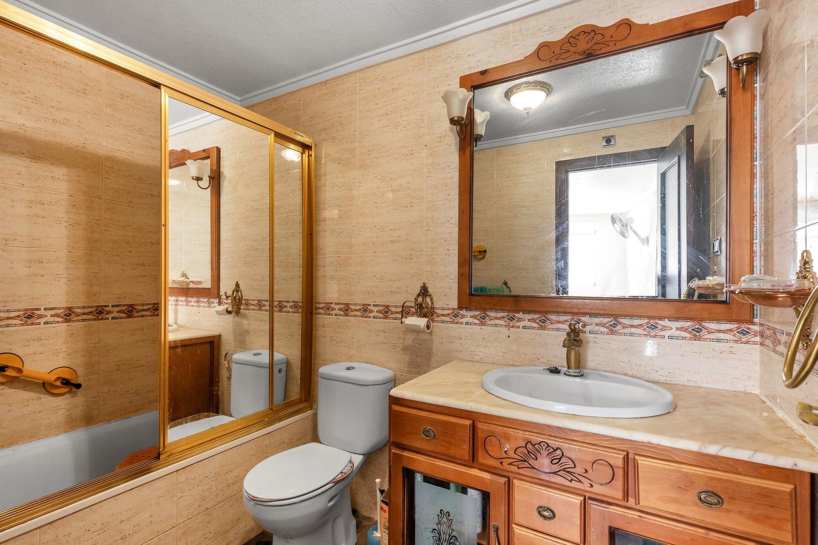 Prožijte svůj sen v tomto domě v Torrevieji, v lokalitě obklopené vybavením, kde je vše jen pár minut odtud.