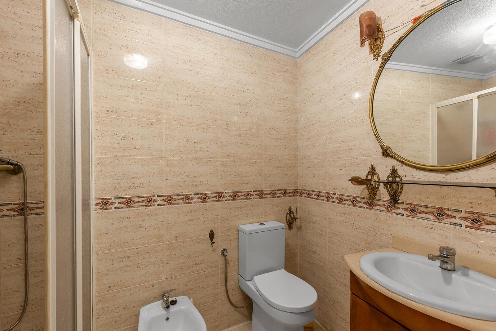 Prožijte svůj sen v tomto domě v Torrevieji, v lokalitě obklopené vybavením, kde je vše jen pár minut odtud.