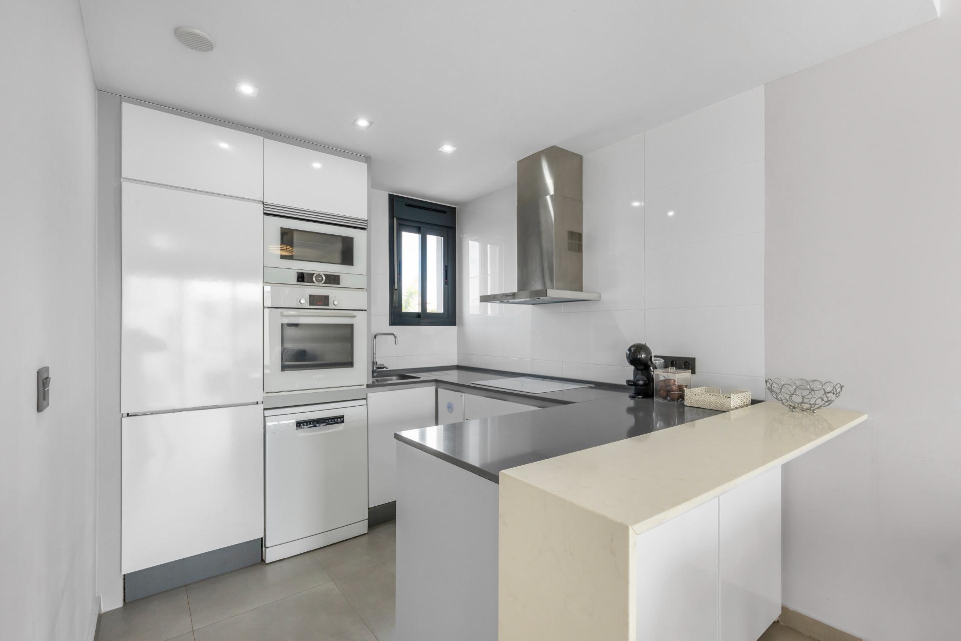 Představujeme vám nádherný bungalov v prvním patře, který se nachází v prestižním rezidenčním komplexu Oasis Beach 7 v oblasti Punta Prima