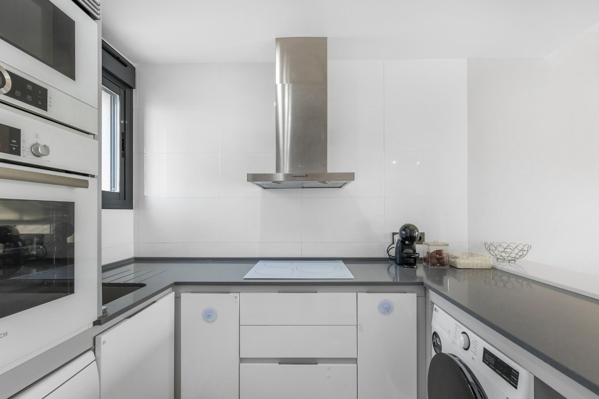 Představujeme vám nádherný bungalov v prvním patře, který se nachází v prestižním rezidenčním komplexu Oasis Beach 7 v oblasti Punta Prima