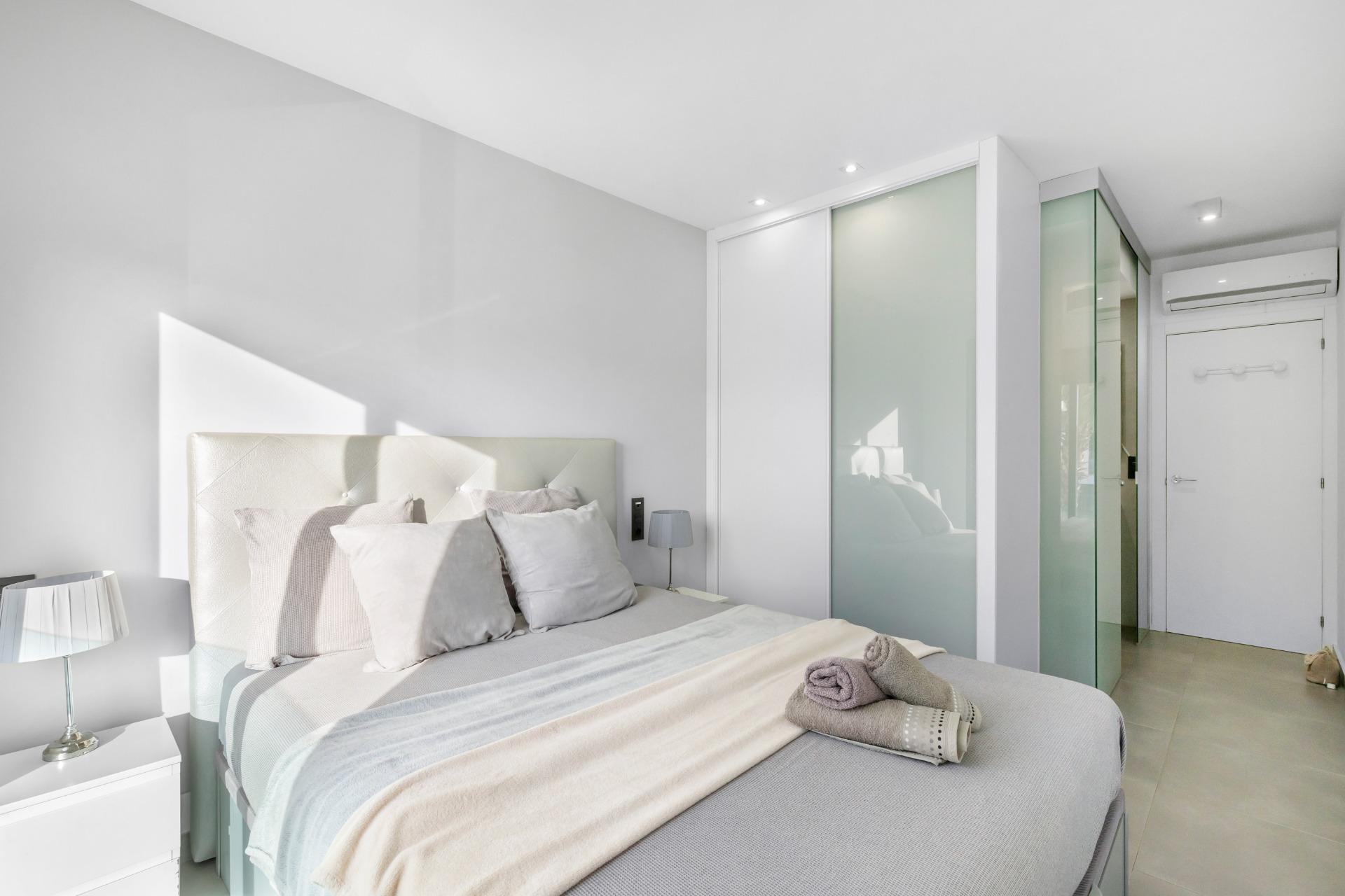 Představujeme vám nádherný bungalov v prvním patře, který se nachází v prestižním rezidenčním komplexu Oasis Beach 7 v oblasti Punta Prima