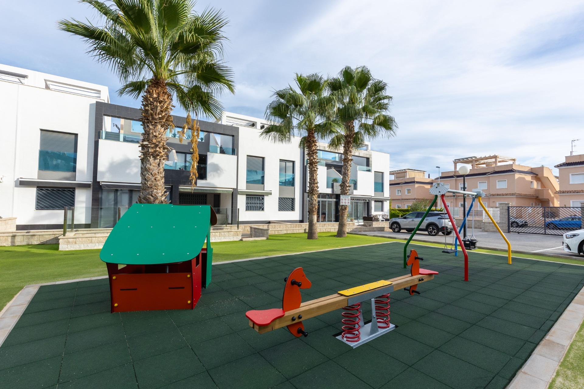 Představujeme vám nádherný bungalov v prvním patře, který se nachází v prestižním rezidenčním komplexu Oasis Beach 7 v oblasti Punta Prima