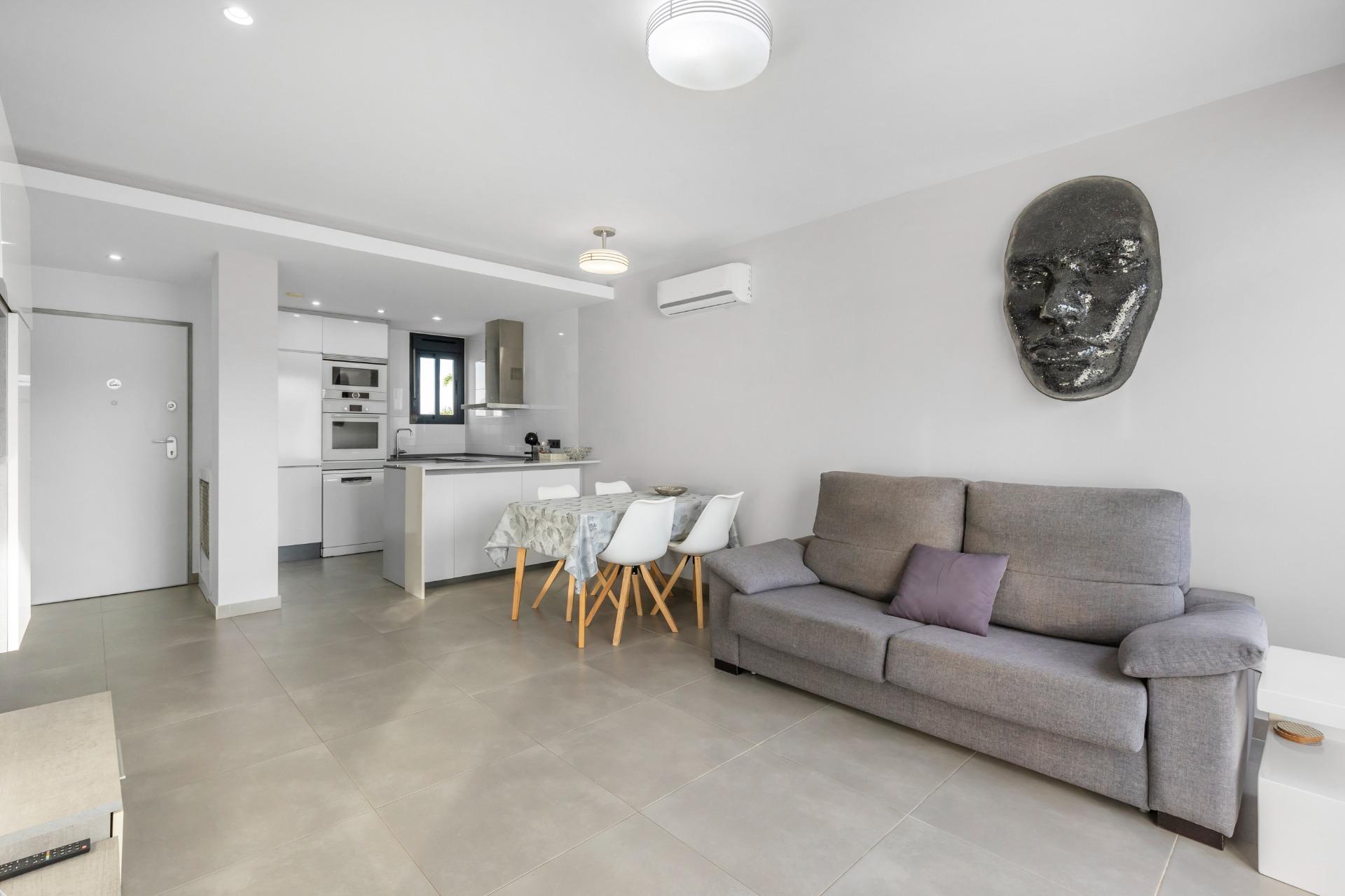 Představujeme vám nádherný bungalov v prvním patře, který se nachází v prestižním rezidenčním komplexu Oasis Beach 7 v oblasti Punta Prima