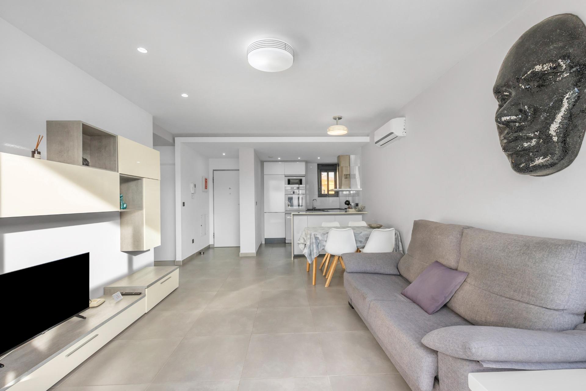 Představujeme vám nádherný bungalov v prvním patře, který se nachází v prestižním rezidenčním komplexu Oasis Beach 7 v oblasti Punta Prima