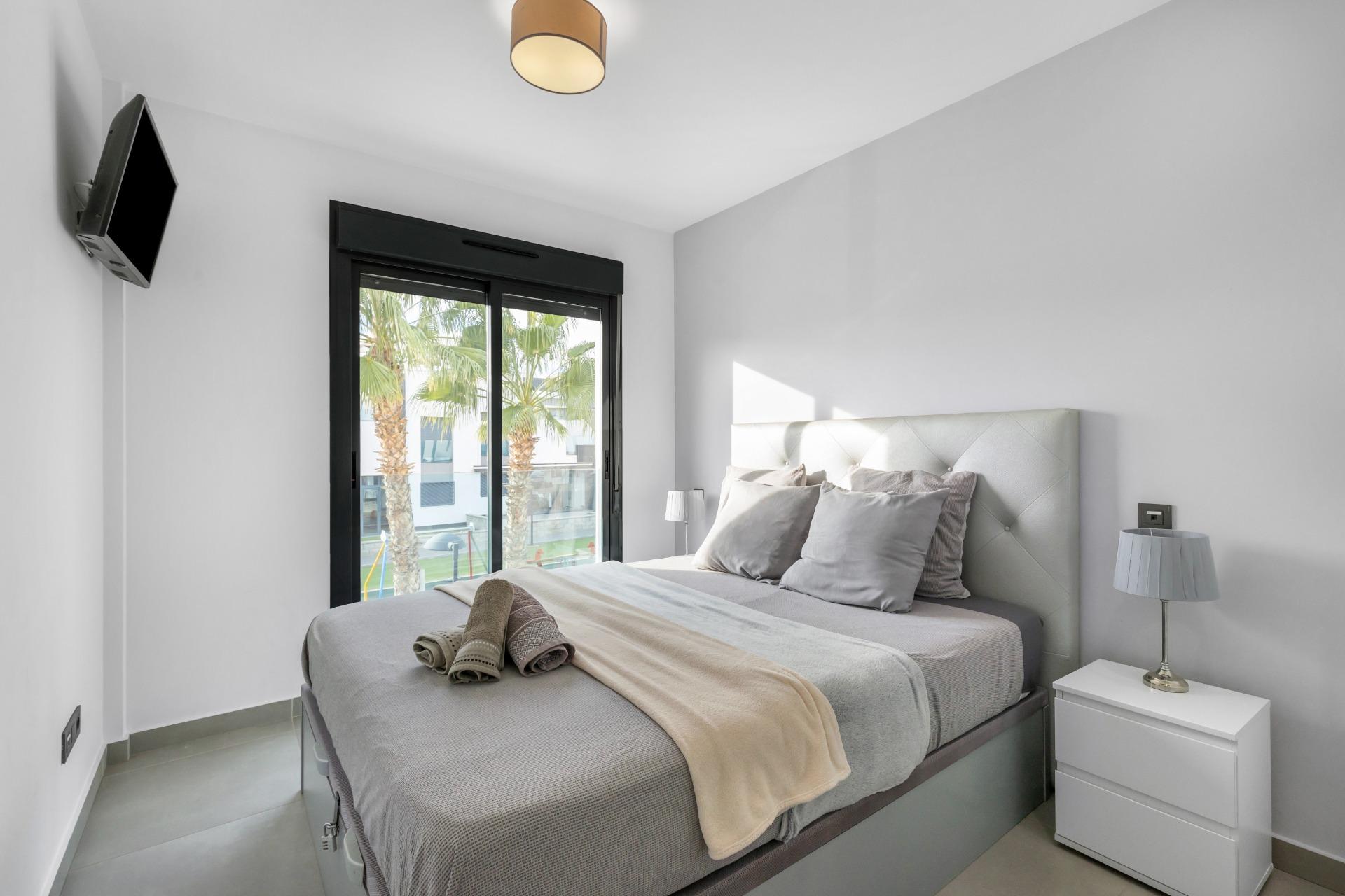 Představujeme vám nádherný bungalov v prvním patře, který se nachází v prestižním rezidenčním komplexu Oasis Beach 7 v oblasti Punta Prima