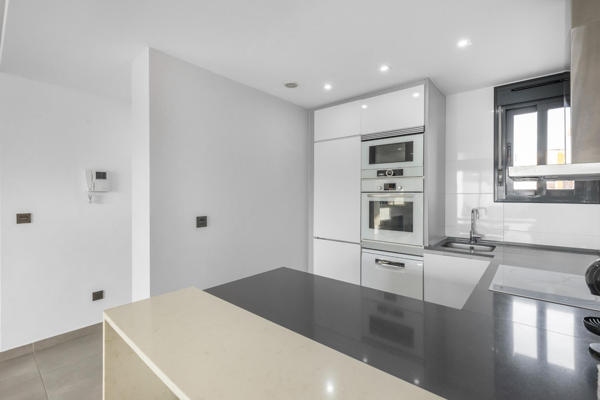 Představujeme vám nádherný bungalov v prvním patře, který se nachází v prestižním rezidenčním komplexu Oasis Beach 7 v oblasti Punta Prima