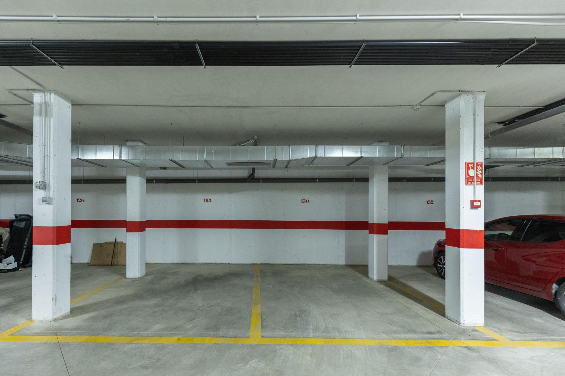 Představujeme vám nádherný bungalov v prvním patře, který se nachází v prestižním rezidenčním komplexu Oasis Beach 7 v oblasti Punta Prima