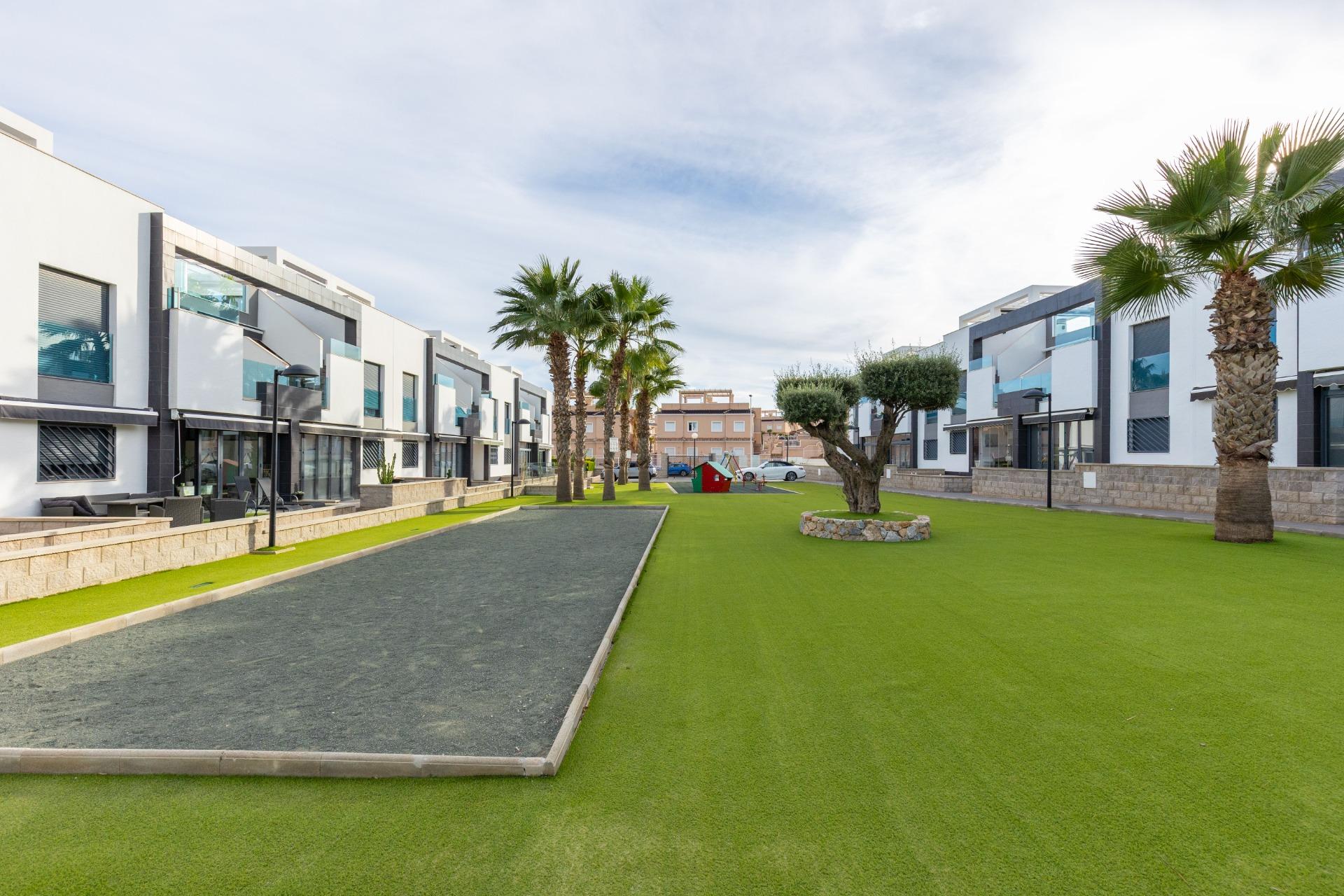 Představujeme vám nádherný bungalov v prvním patře, který se nachází v prestižním rezidenčním komplexu Oasis Beach 7 v oblasti Punta Prima