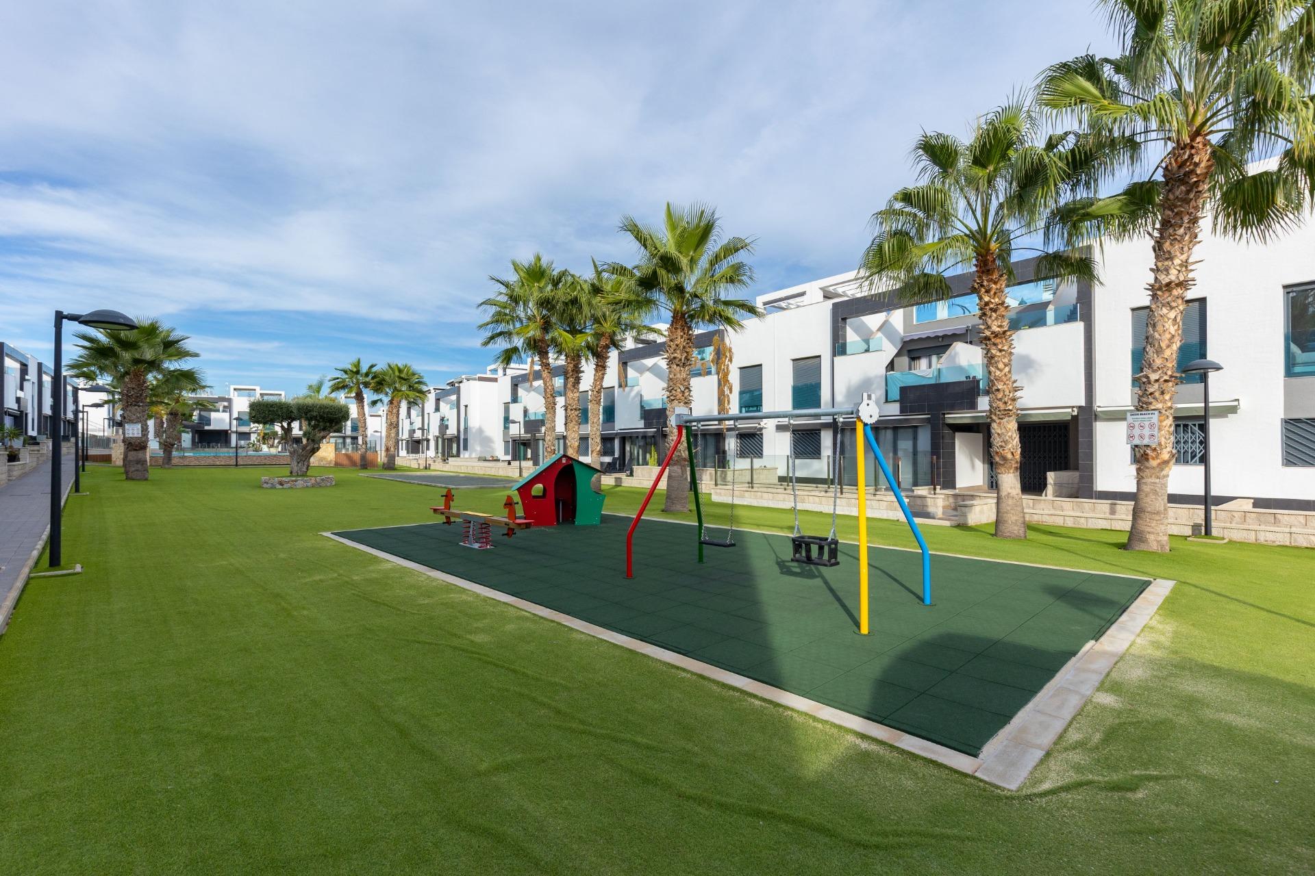 Představujeme vám nádherný bungalov v prvním patře, který se nachází v prestižním rezidenčním komplexu Oasis Beach 7 v oblasti Punta Prima