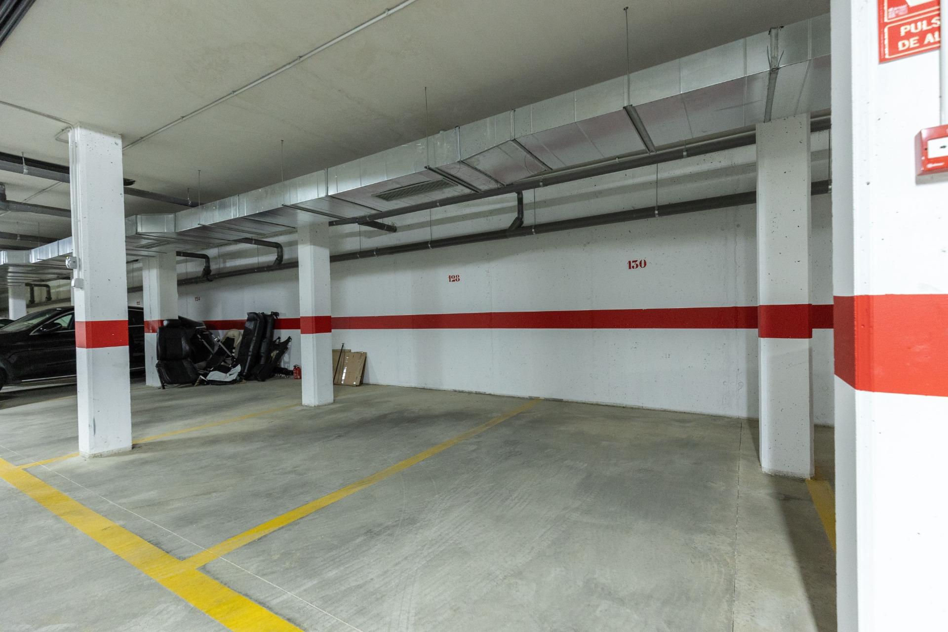 Představujeme vám nádherný bungalov v prvním patře, který se nachází v prestižním rezidenčním komplexu Oasis Beach 7 v oblasti Punta Prima