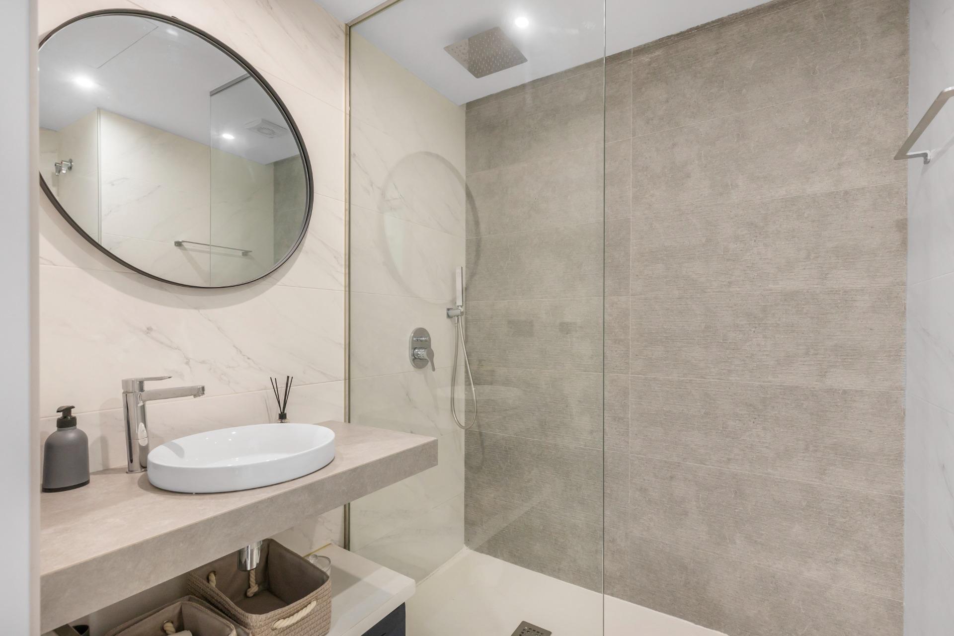 Představujeme vám nádherný bungalov v prvním patře, který se nachází v prestižním rezidenčním komplexu Oasis Beach 7 v oblasti Punta Prima