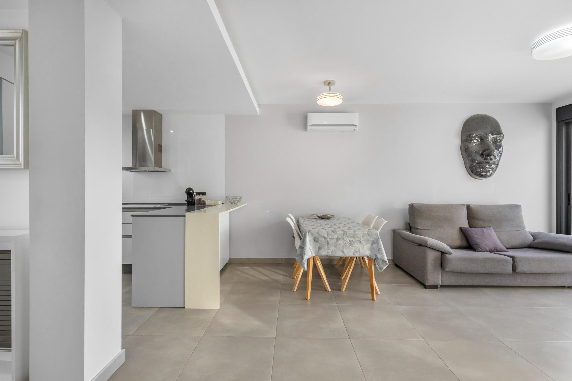 Představujeme vám nádherný bungalov v prvním patře, který se nachází v prestižním rezidenčním komplexu Oasis Beach 7 v oblasti Punta Prima