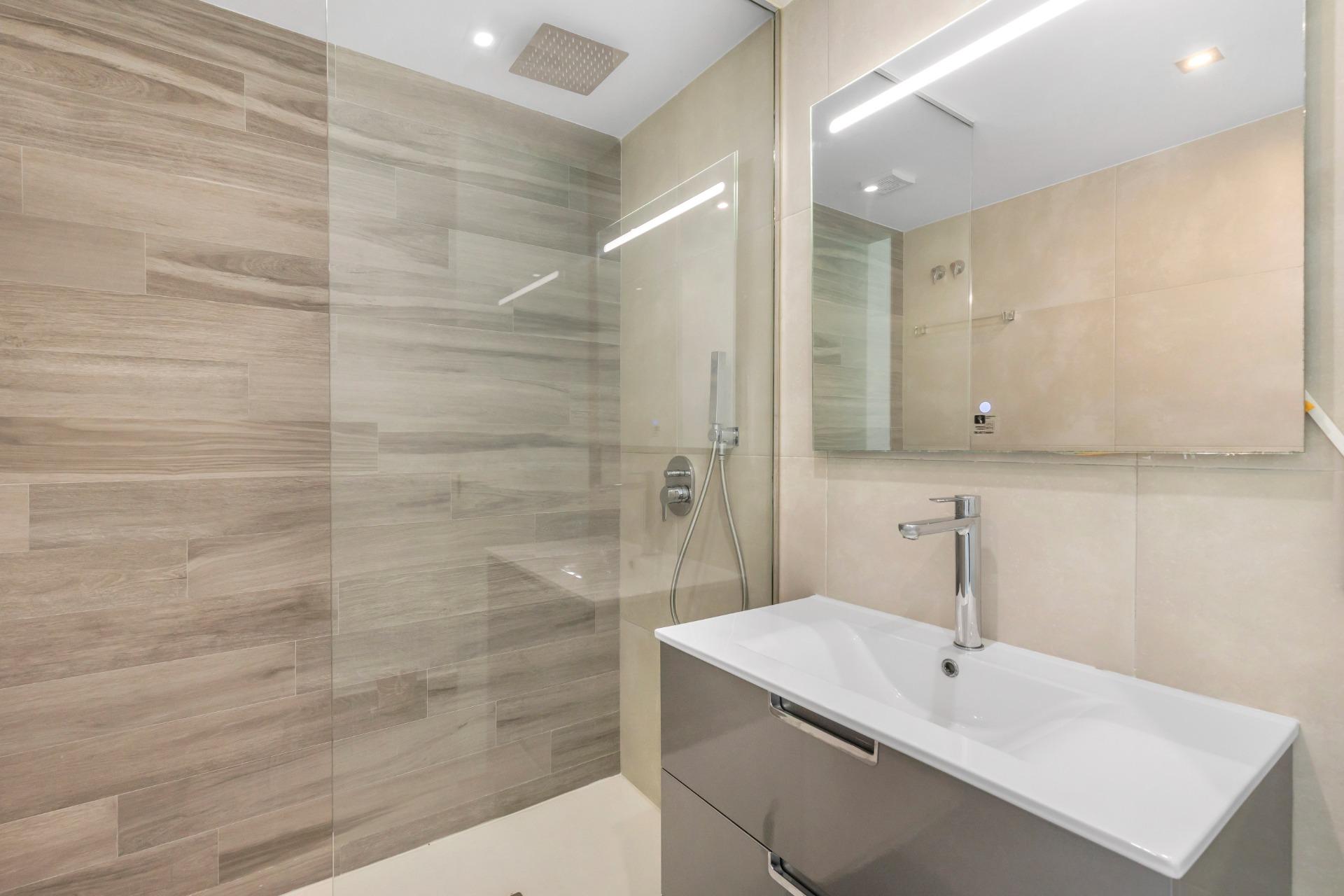 Představujeme vám nádherný bungalov v prvním patře, který se nachází v prestižním rezidenčním komplexu Oasis Beach 7 v oblasti Punta Prima