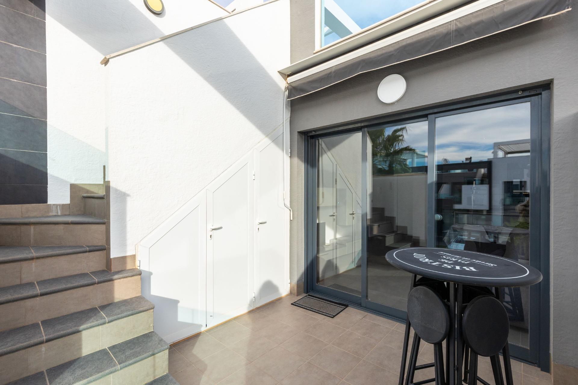 Představujeme vám nádherný bungalov v prvním patře, který se nachází v prestižním rezidenčním komplexu Oasis Beach 7 v oblasti Punta Prima