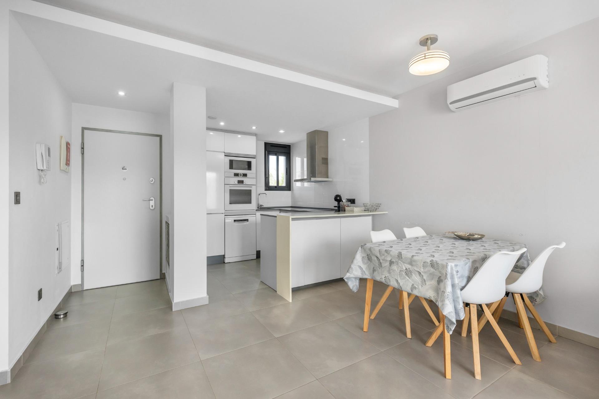 Představujeme vám nádherný bungalov v prvním patře, který se nachází v prestižním rezidenčním komplexu Oasis Beach 7 v oblasti Punta Prima