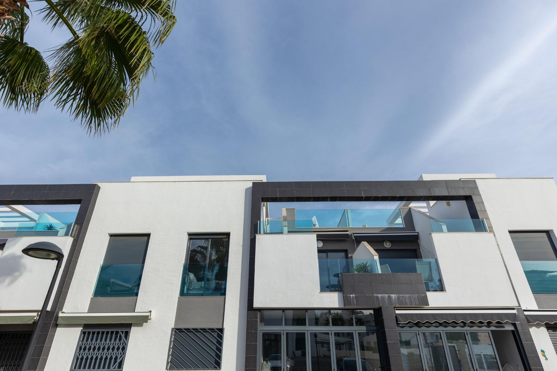 Představujeme vám nádherný bungalov v prvním patře, který se nachází v prestižním rezidenčním komplexu Oasis Beach 7 v oblasti Punta Prima