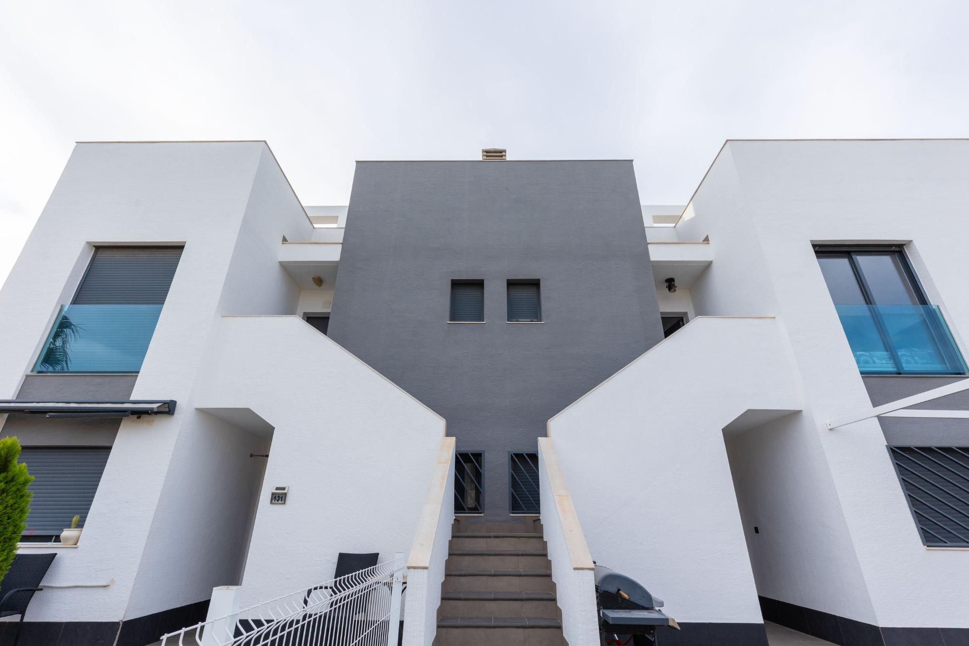 Představujeme vám nádherný bungalov v prvním patře, který se nachází v prestižním rezidenčním komplexu Oasis Beach 7 v oblasti Punta Prima