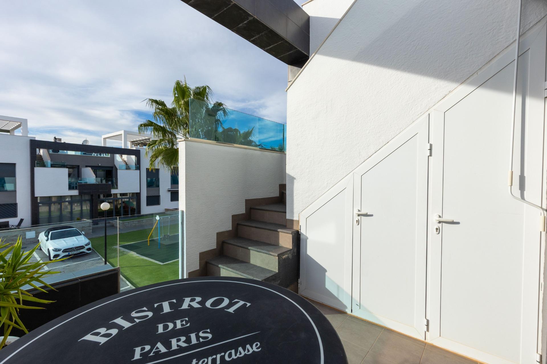 Představujeme vám nádherný bungalov v prvním patře, který se nachází v prestižním rezidenčním komplexu Oasis Beach 7 v oblasti Punta Prima