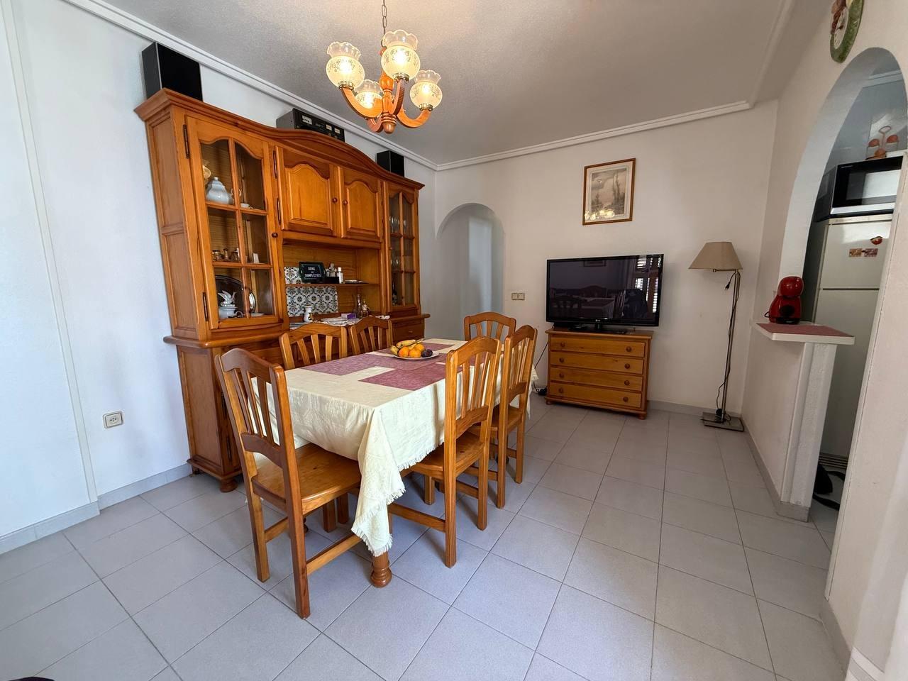 Objevte tento okouzlující byt nacházející se v oblasti Acequion v Torrevieji.