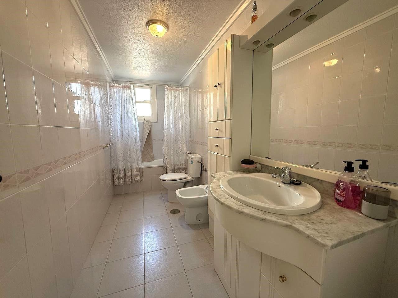 Objevte tento okouzlující byt nacházející se v oblasti Acequion v Torrevieji.