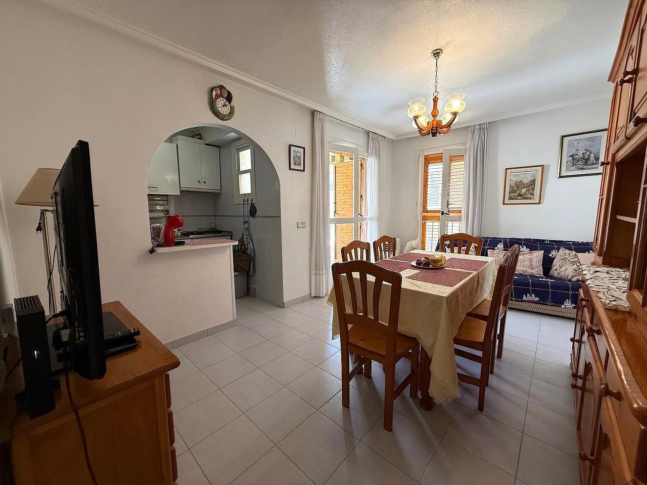 Objevte tento okouzlující byt nacházející se v oblasti Acequion v Torrevieji.