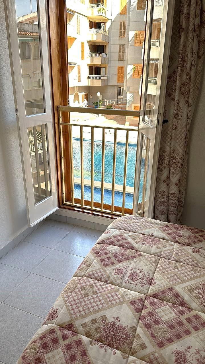 Objevte tento okouzlující byt nacházející se v oblasti Acequion v Torrevieji.