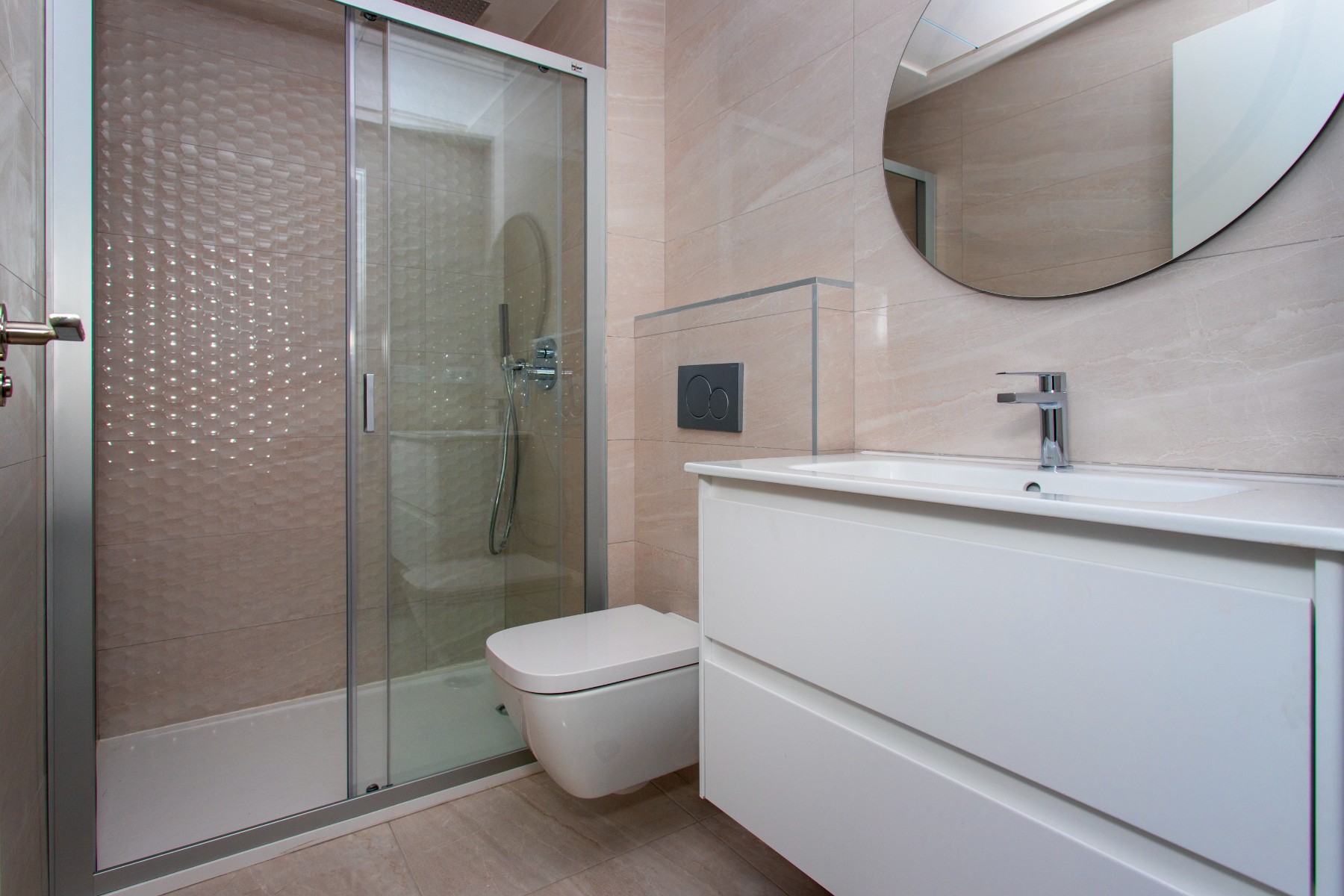 ¡Descubre tu paraíso junto al mar en esta exclusiva promoción de viviendas a sólo 100 metros de la playa del Tamarit!