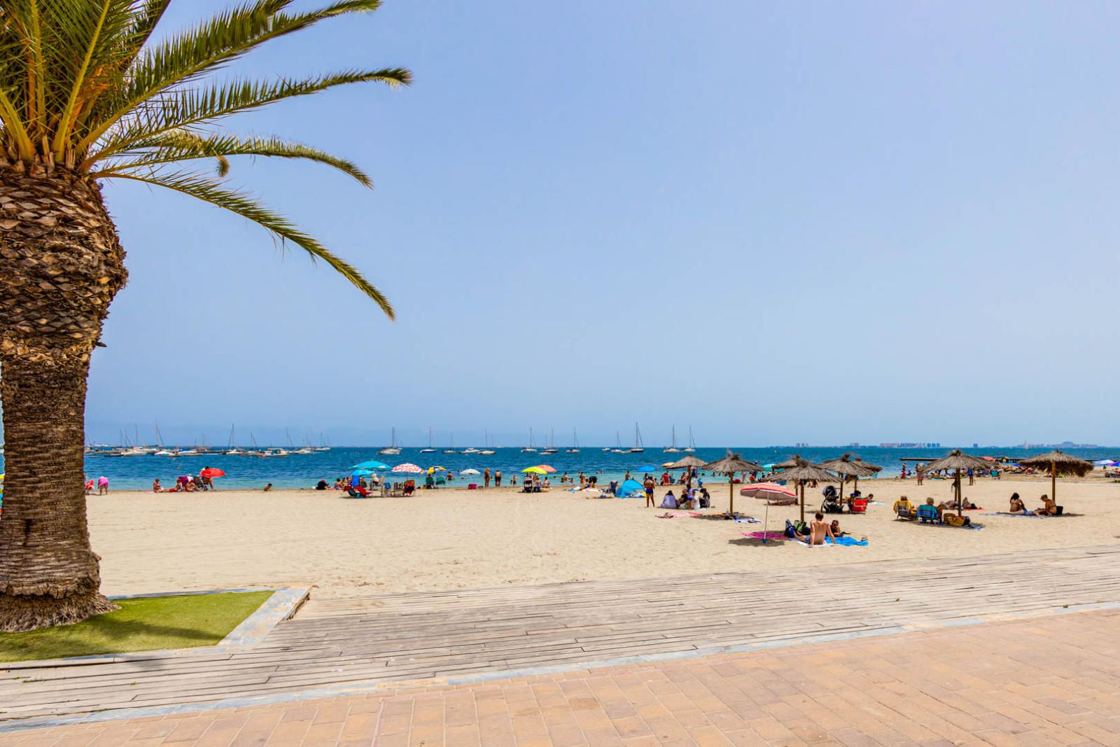 Představujeme vám tento nádherný byt k prodeji, který se nachází na výborném místě v srdci San Pedro del Pinatar