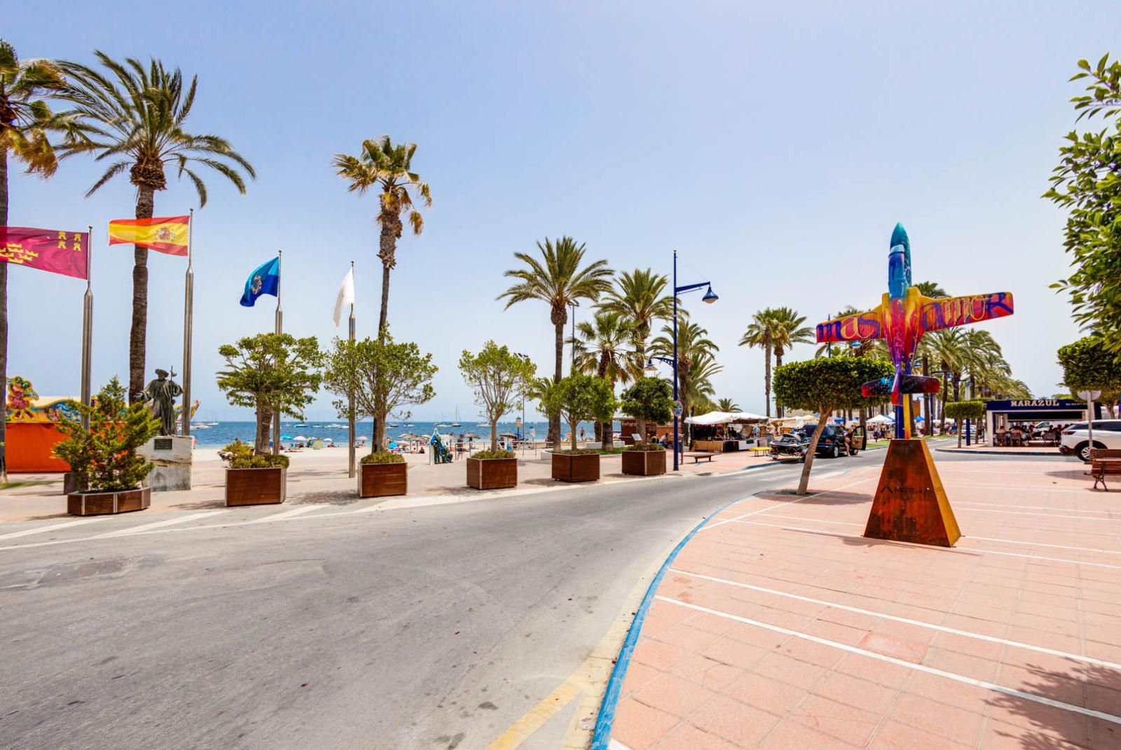 Představujeme vám tento nádherný byt k prodeji, který se nachází na výborném místě v srdci San Pedro del Pinatar