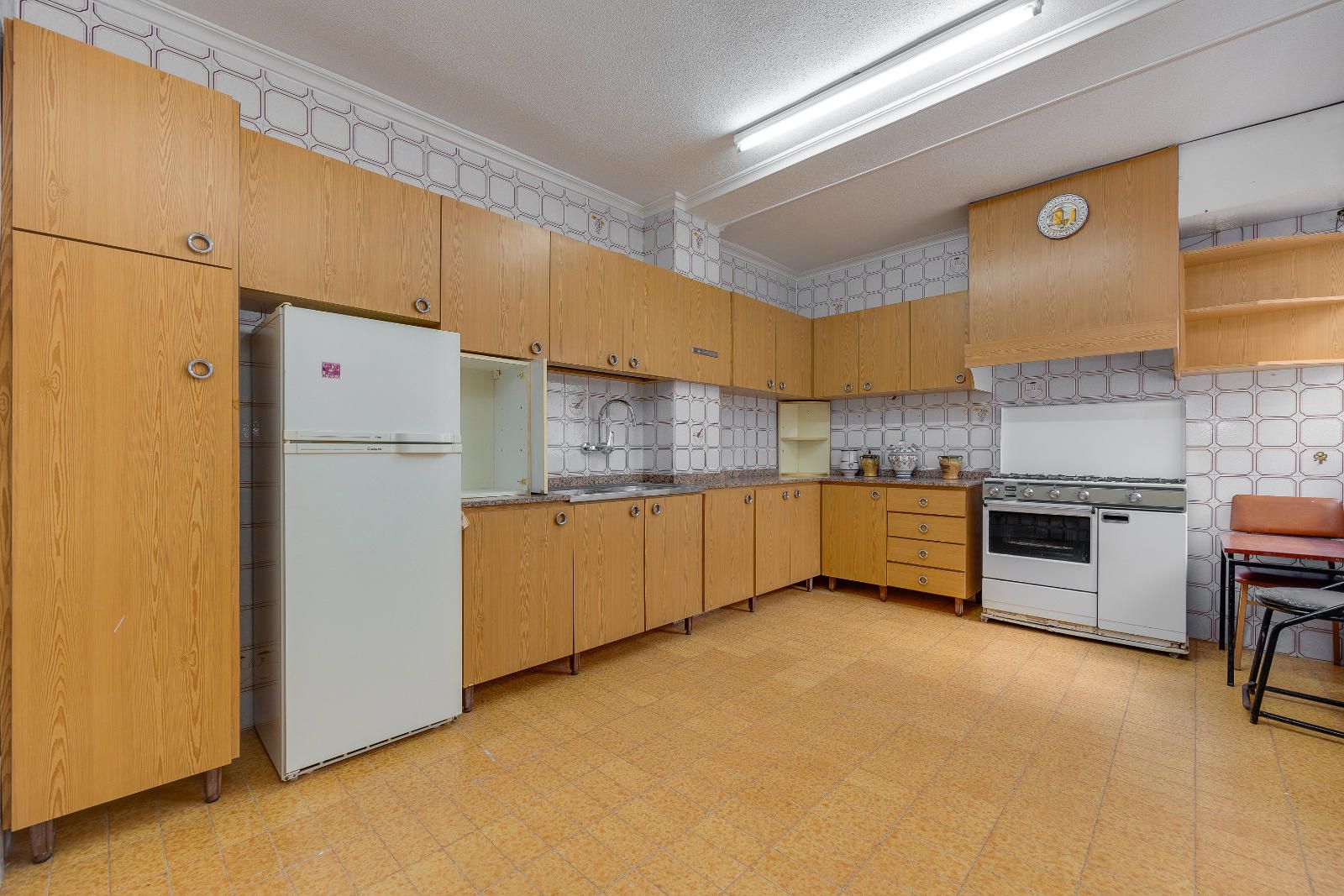 Představujeme vám tento nádherný byt k prodeji, který se nachází na výborném místě v srdci San Pedro del Pinatar