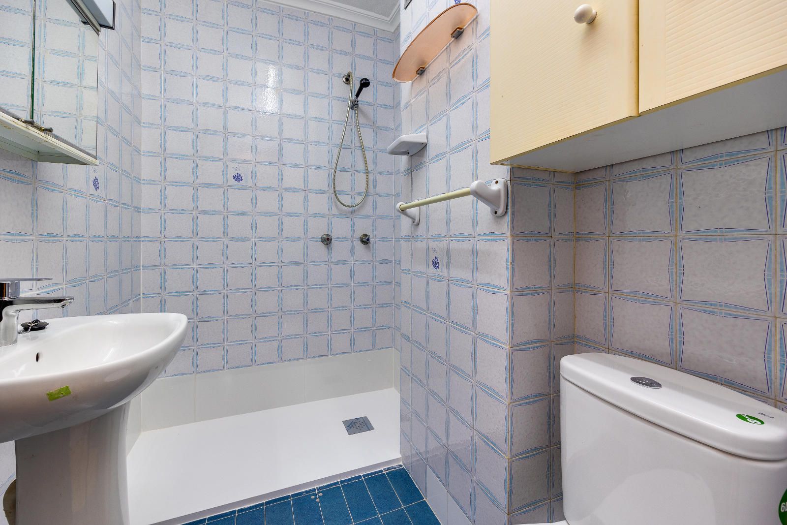 Představujeme vám tento nádherný byt k prodeji, který se nachází na výborném místě v srdci San Pedro del Pinatar