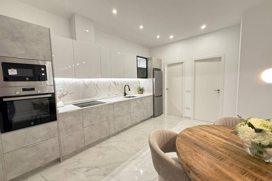 NIEUWBOUW MET 2 SLAAPKAMERS EN 2 BADKAMERS IN HET CENTRUM, OP 100 METER VAN PLAYA DEL CURA.