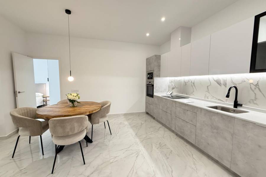 NIEUWBOUW MET 2 SLAAPKAMERS EN 2 BADKAMERS IN HET CENTRUM, OP 100 METER VAN PLAYA DEL CURA.