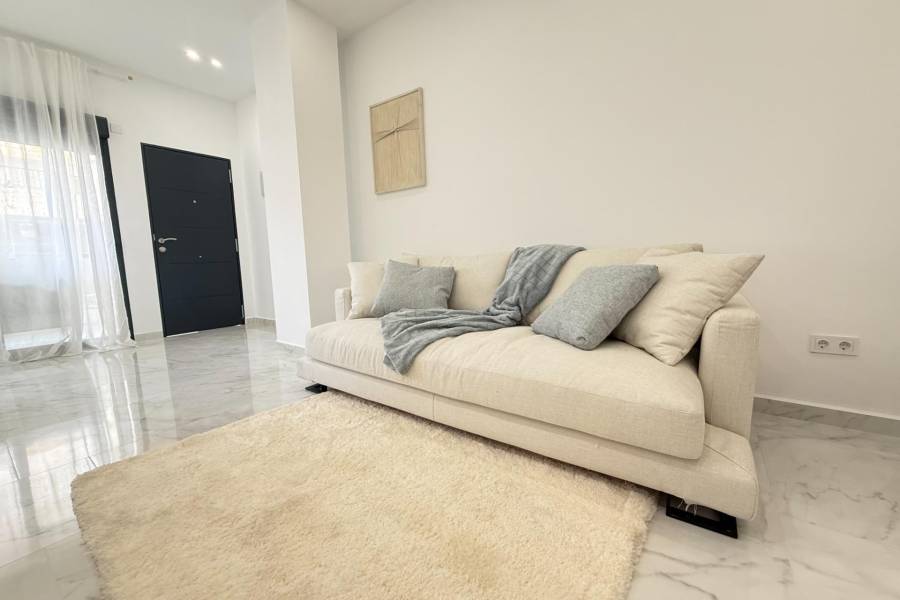 NIEUWBOUW MET 2 SLAAPKAMERS EN 2 BADKAMERS IN HET CENTRUM, OP 100 METER VAN PLAYA DEL CURA.