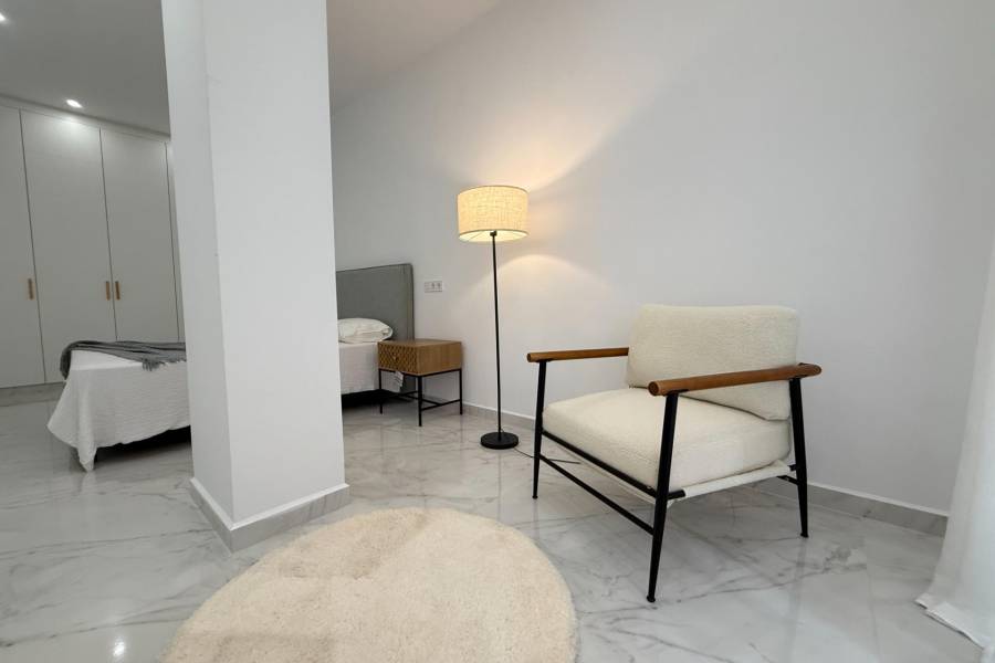 NIEUWBOUW MET 2 SLAAPKAMERS EN 2 BADKAMERS IN HET CENTRUM, OP 100 METER VAN PLAYA DEL CURA.