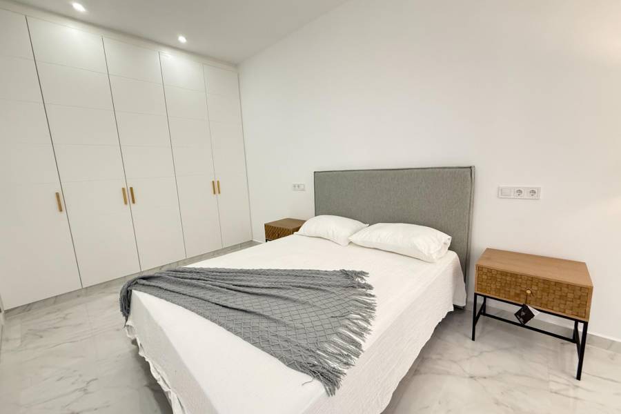 NIEUWBOUW MET 2 SLAAPKAMERS EN 2 BADKAMERS IN HET CENTRUM, OP 100 METER VAN PLAYA DEL CURA.