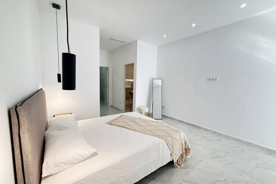 NIEUWBOUW MET 2 SLAAPKAMERS EN 2 BADKAMERS IN HET CENTRUM, OP 100 METER VAN PLAYA DEL CURA.