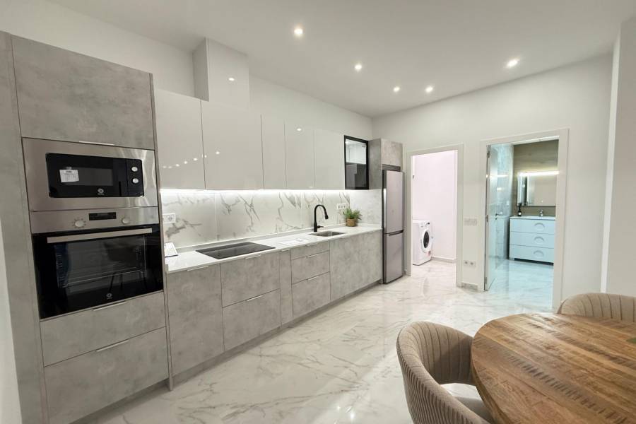 NIEUWBOUW MET 2 SLAAPKAMERS EN 2 BADKAMERS IN HET CENTRUM, OP 100 METER VAN PLAYA DEL CURA.