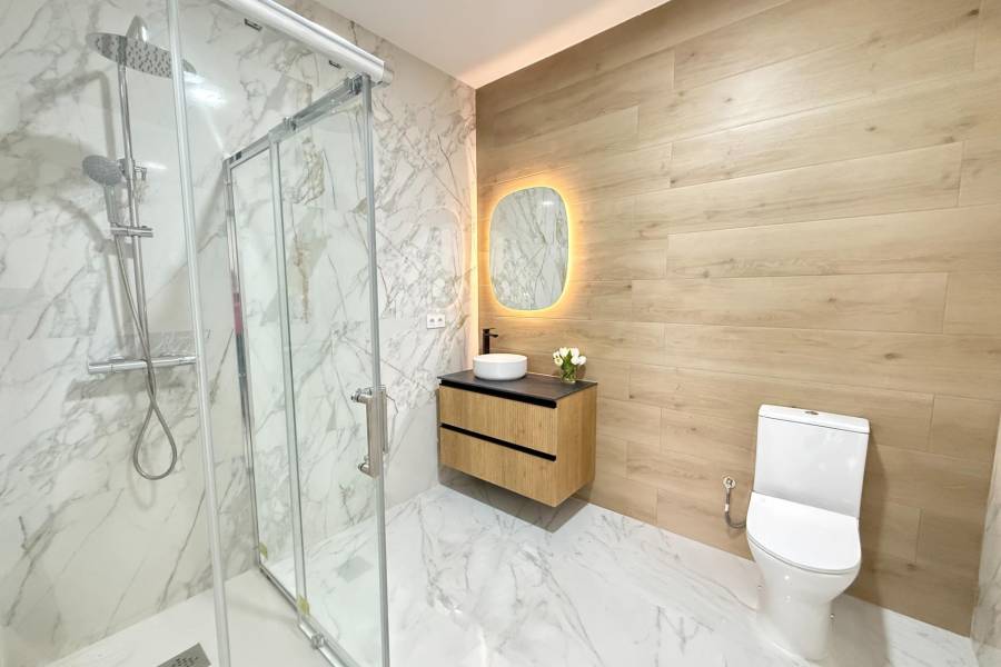 NIEUWBOUW MET 2 SLAAPKAMERS EN 2 BADKAMERS IN HET CENTRUM, OP 100 METER VAN PLAYA DEL CURA.