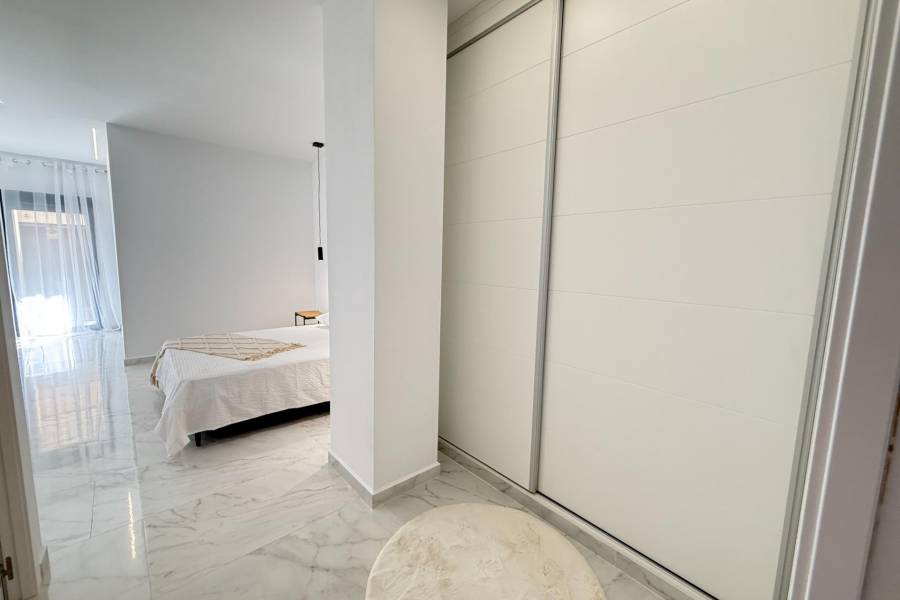 NIEUWBOUW MET 2 SLAAPKAMERS EN 2 BADKAMERS IN HET CENTRUM, OP 100 METER VAN PLAYA DEL CURA.