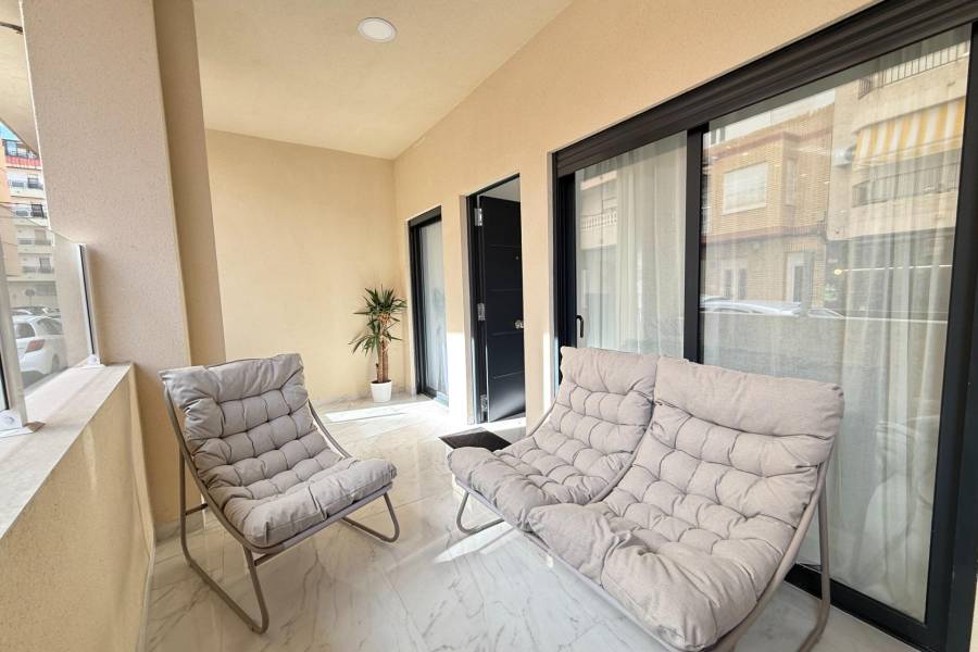 NIEUWBOUW MET 2 SLAAPKAMERS EN 2 BADKAMERS IN HET CENTRUM, OP 100 METER VAN PLAYA DEL CURA.