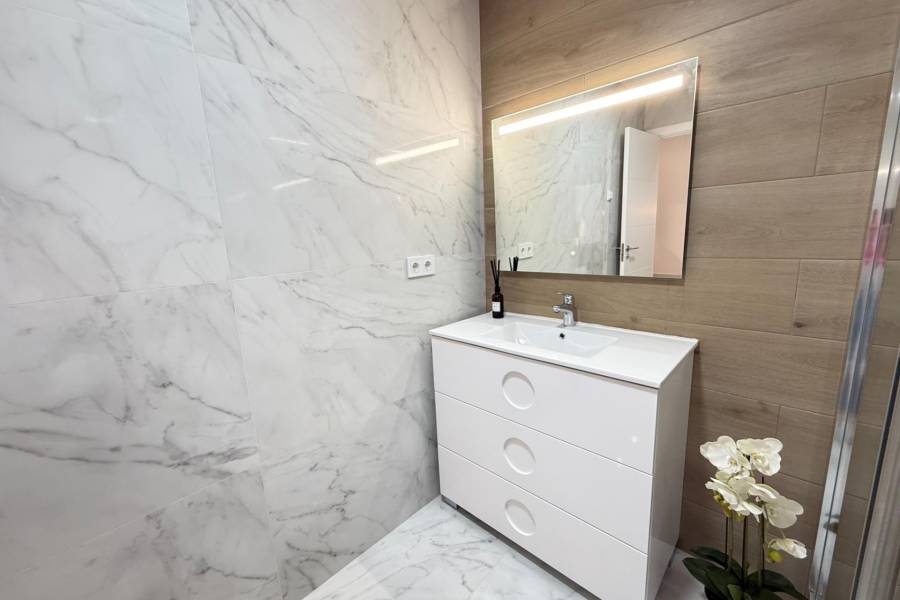 NIEUWBOUW MET 2 SLAAPKAMERS EN 2 BADKAMERS IN HET CENTRUM, OP 100 METER VAN PLAYA DEL CURA.