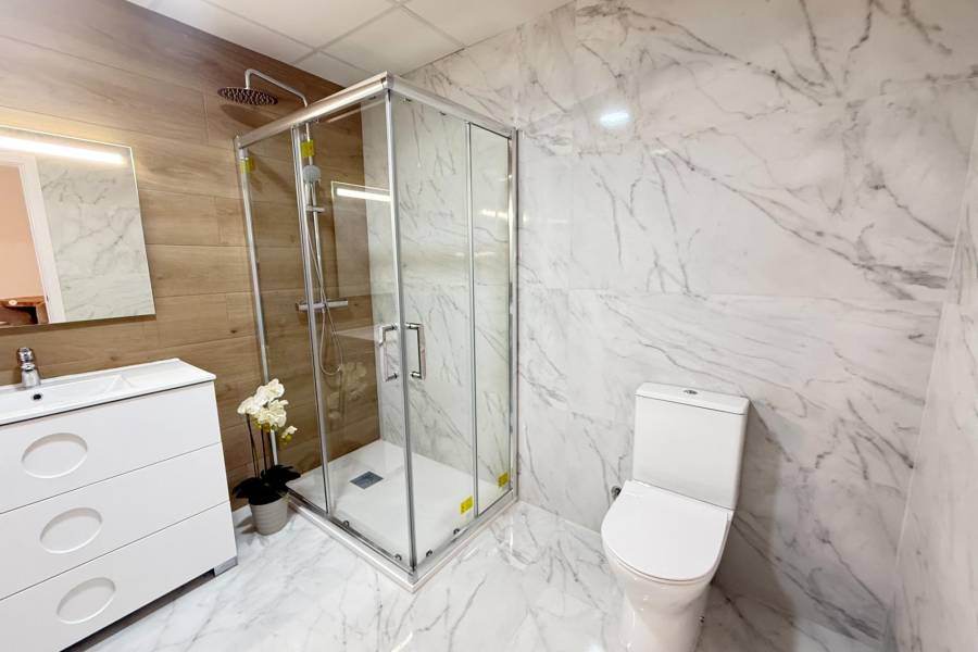 NIEUWBOUW MET 2 SLAAPKAMERS EN 2 BADKAMERS IN HET CENTRUM, OP 100 METER VAN PLAYA DEL CURA.