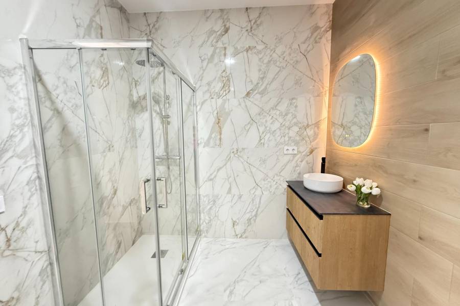 NIEUWBOUW MET 2 SLAAPKAMERS EN 2 BADKAMERS IN HET CENTRUM, OP 100 METER VAN PLAYA DEL CURA.